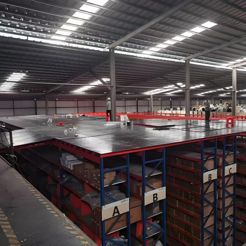 Sistema de estanterías de entrepiso de acero de varios niveles, plataforma elevada industrial para almacenamiento de palets.
