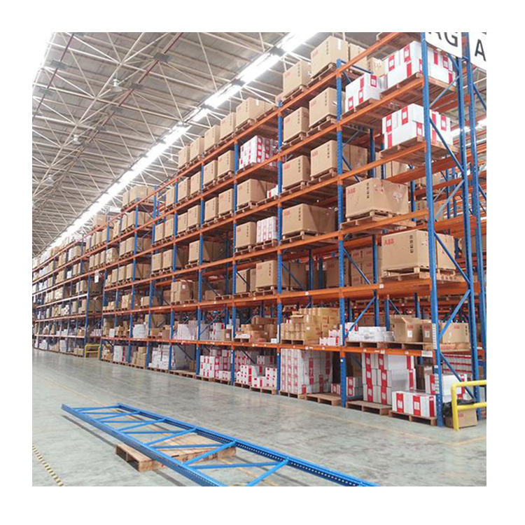 Sistema de estanterías VNA para almacenes de pasillos estrechos. Estanterías que ahorran espacio para almacenamiento de alta densidad.